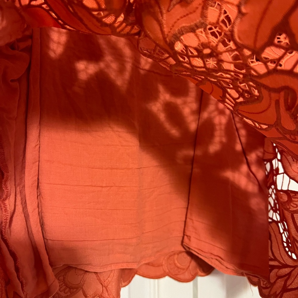 Express Cut-out Pattern Top - Picture 4 of 5